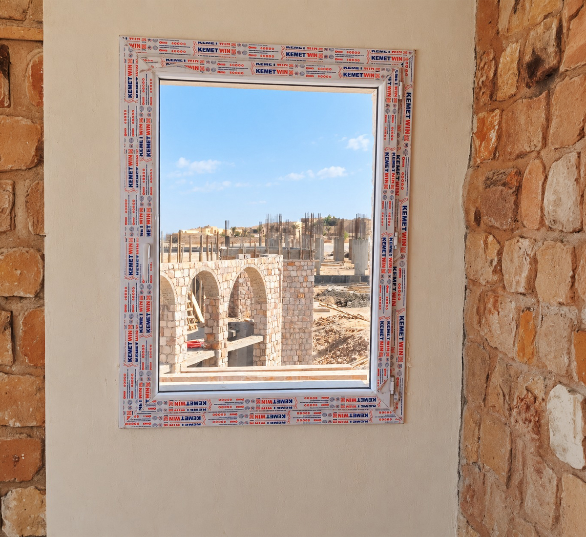 شباك UPVC أبيض مفصلي بدرف مفتوحة