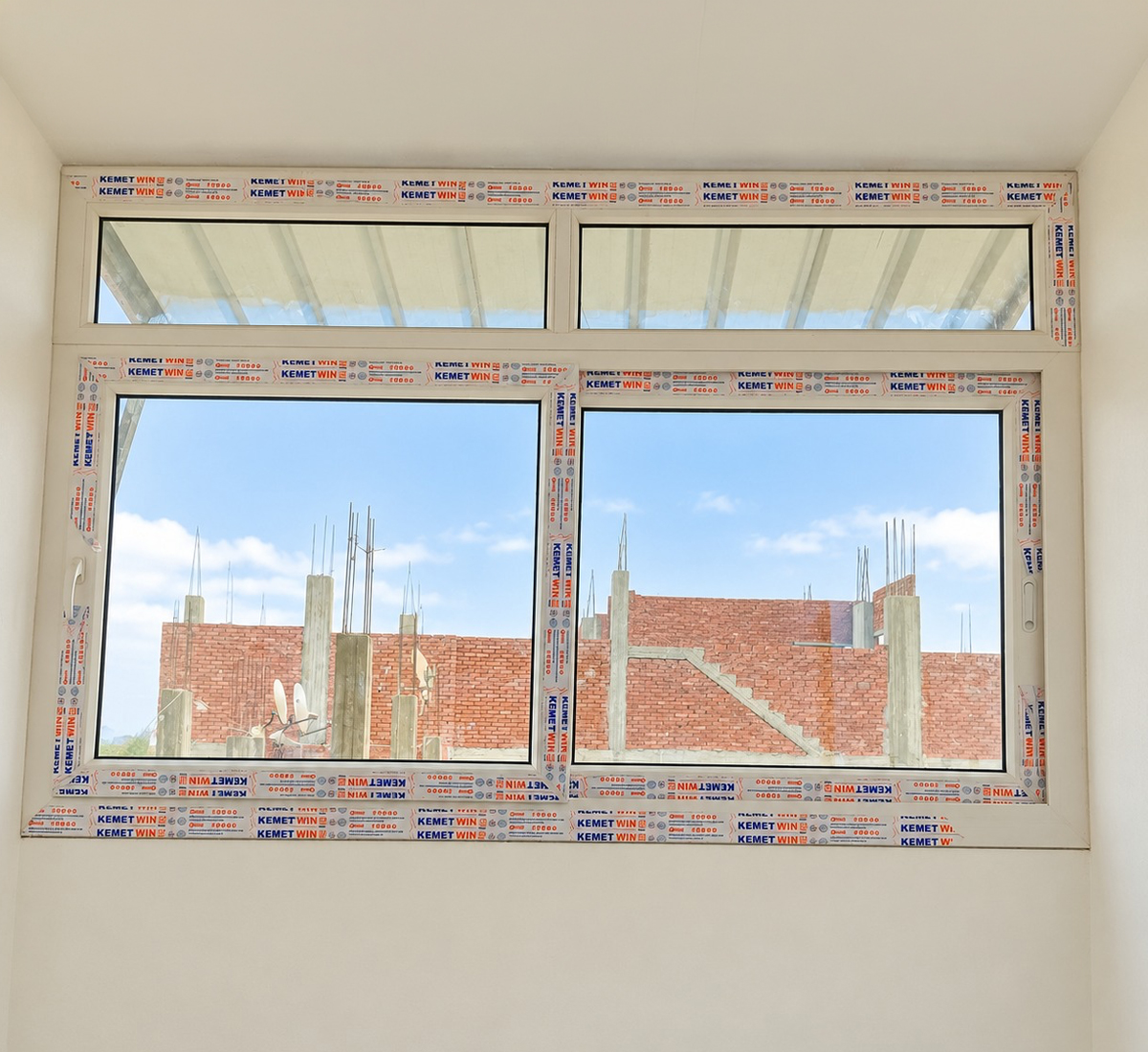 شباك UPVC جرار أبيض مركب داخل غرفة